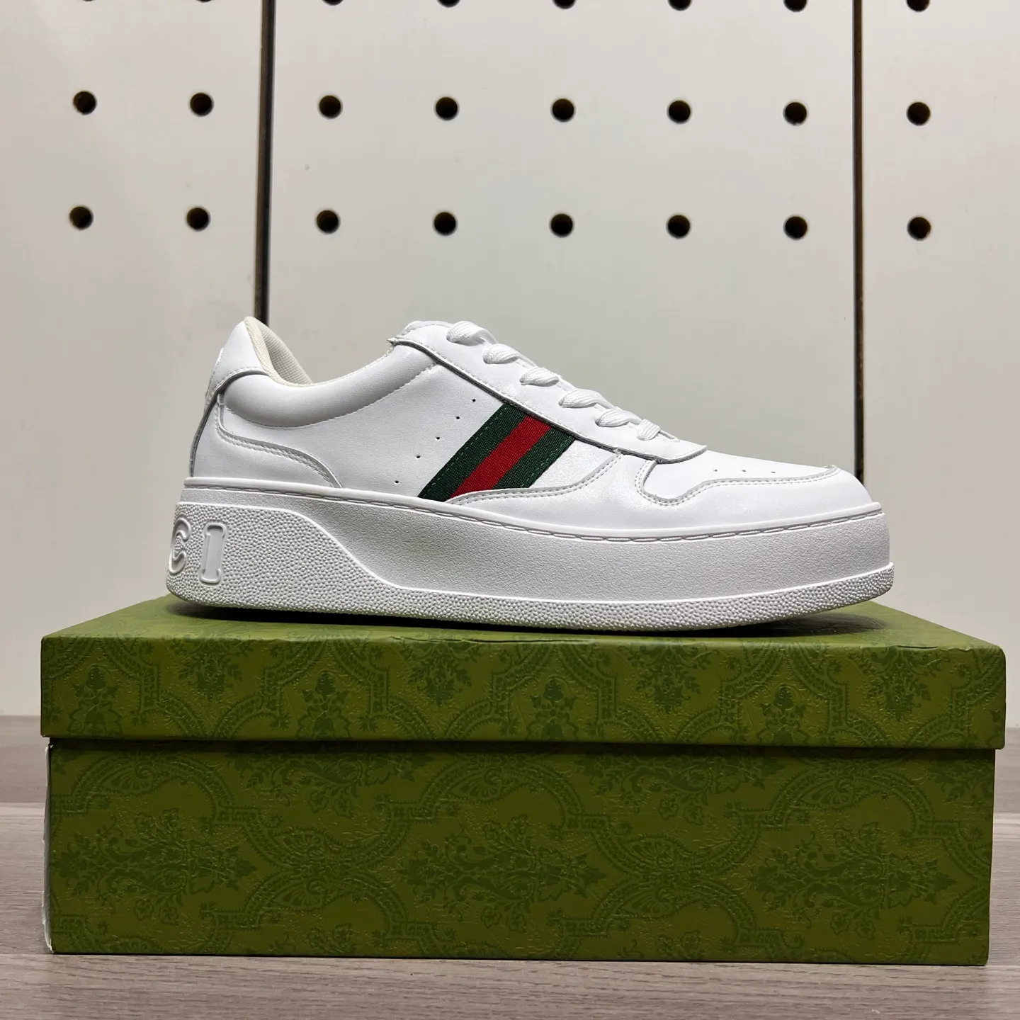 Factory price: 400💰Gucci original quality.~ Unique modern style sneakers. 🏃A must-have casual shoe for trendy men😍😍 Imported cowhide, sheepskin foot pads (refuse to discolor and grind feet) soles: Original soles specially provided by the original factory, French lazy style design ⚠️Fit to the feet, original quality, super comfortable original soles. Just like shooting the real thing 🎬The real thing is better, high-quality sneakers, size: 38-44 (45 and 46 can be customized)